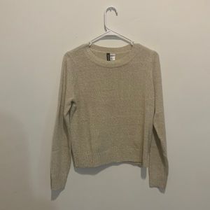 This is a knitted sweater that is a crème/white from H&M, and is barely used!
